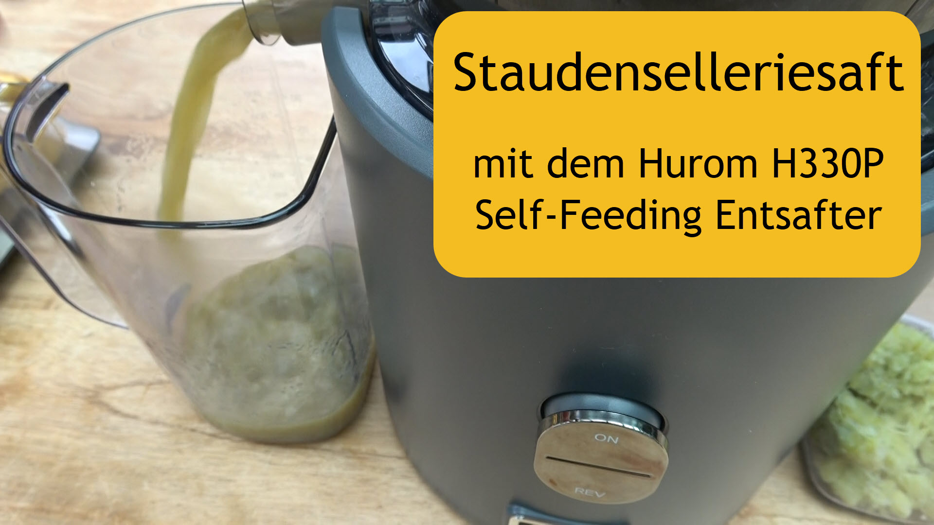 Staudensellerie entsaften mit dem Hurom H330P Slow Juicer